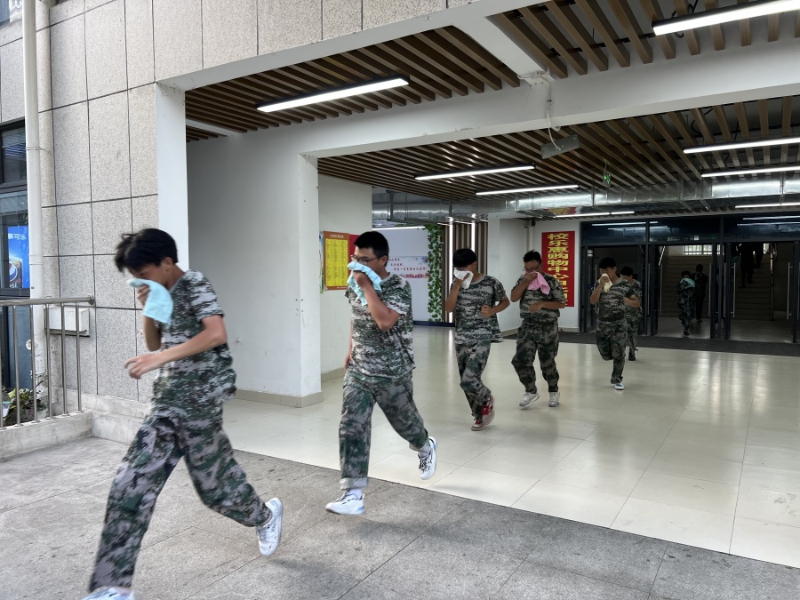 消防演練，學(xué)生從宿舍撤離.jpg